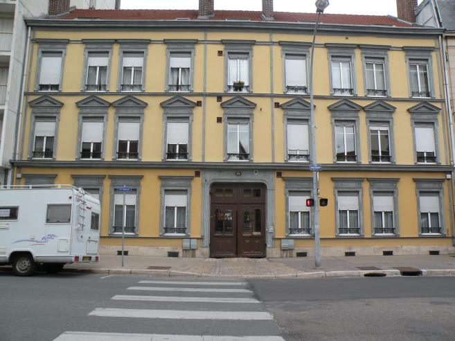  bel immeuble jaune, rue Voltaire